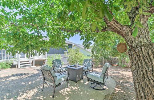 Charming Hilltop Home with Picture-Perfect View - Foto 25