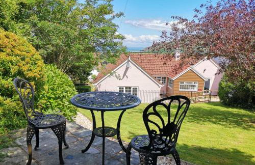 Sea views, private garden, comfortable family and dog friendly home - Foto 8