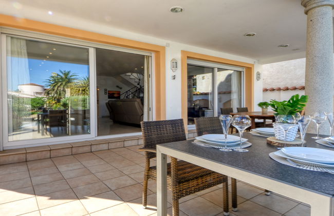 4 bedroom House in Castelló d'Empúries with private pool and garden - Photo 32