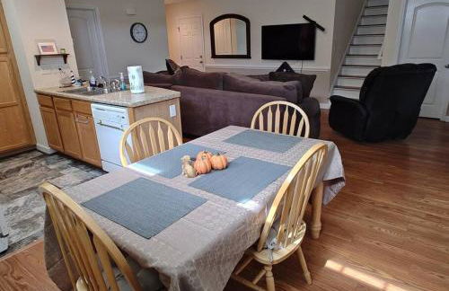 Workers Love It Here! 3 Bedroom House with screened in porch - Foto 27