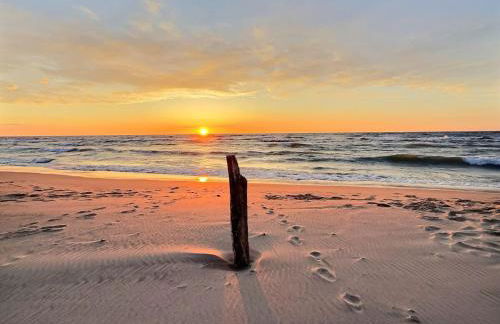 The Sawyer Hideaway - 3BR 2B with Hot Tub & Fire Pit - 5 mins to beach - Photo 3