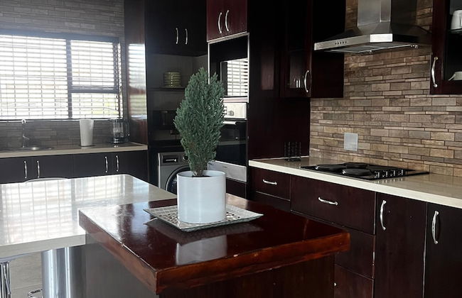 Fourways Luxury 5-Bed Home - Photo 2