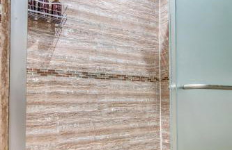 Bushwick Gem with Spacious King Bed, 2 Baths with Modern Kitchen & Steps to train - Foto 16