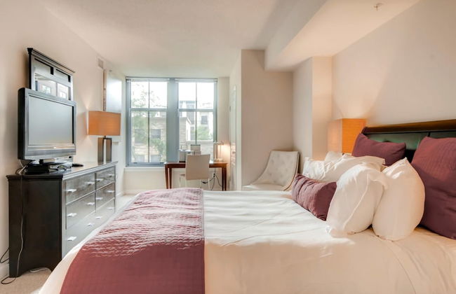 Bluebird Suites in Crystal City - Photo 10