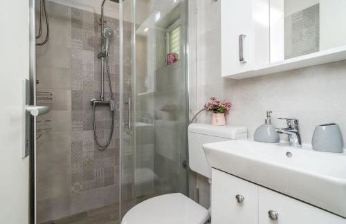 Indy's Beach Apartments -Two Bedroom Apartment with Balcony and Sea View - Photo 13