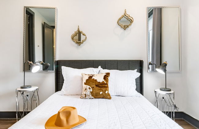 Lindsley by Avantstay Balcony Modern Design A Downtown Location - Photo 21