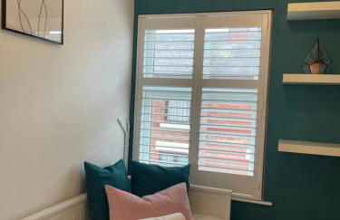 Hoole House- Bright and modern 2 bedroom house, close to Chester train station and the City Centre - Photo 3