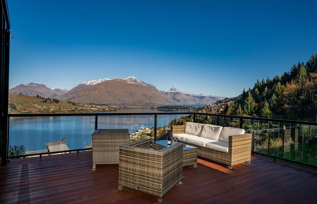 A LUCKIE CHARM - 5-BEDROOM TOWNHOUSE - Foto 1