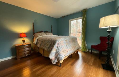 Quiet Forest Vacation home on a Private Road with Spacious Patios, Fire pit, Pet friendly and a Private pool - Foto 54