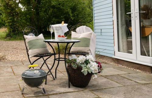 Woodland Art Studio - Cosy Woodland Studio with Private Hot Tub - Photo 12