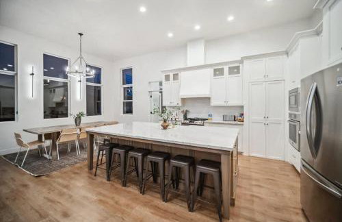 Luxe Family Retreat with Private Pickleball a Large Swim Spa indoor Movie Theatre 2 Outdoor Firepits a Home Gym and more - Foto 6