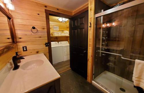 Luxury Cabin w/ Game Room & Hot Tub at Cave Run Lake - Foto 9