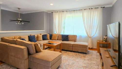 Spacious 4BR Retreat Yard, BBQ & Prime Location - Foto 3