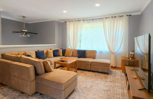 Spacious 4BR Retreat Yard, BBQ & Prime Location - Foto 3