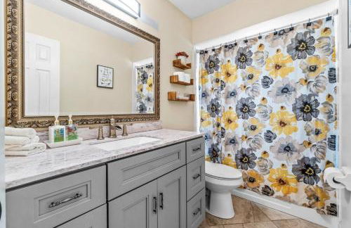 Bright and Comfy 5 Star Location with a Heated Pool - Photo 21