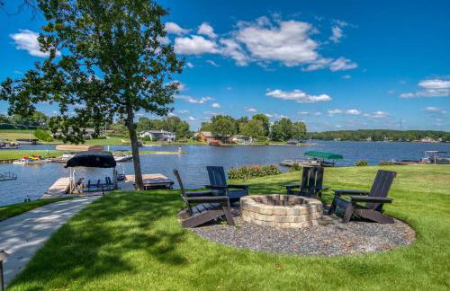 6BR Lakefront Private Dock & Bonfire Sleeps 12 - Foto 10