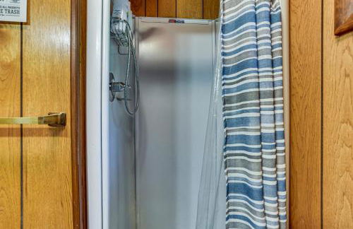 Less Than 1 Mi to Lake Cabin with Hot Tub in Greentown! - Foto 20