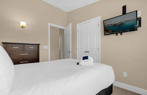 Vibrant 4BR Family Townhome 1 mile from Disney World and Disney Springs - Photo 27