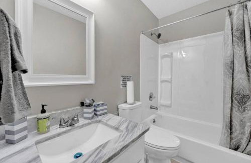 Glamorous 3BR 2BA house w/ large fenced backyard - Foto 12