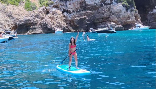 Disfrutando de la actividad de paddle surf