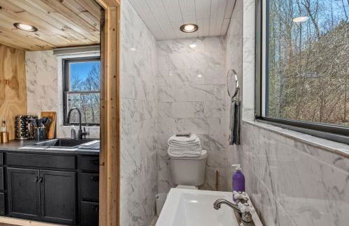 Writer's Retreat - Secluded Getaway, Hot Tub, and Stargazing Deck - Foto 12