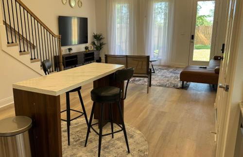 Modern 2 Bedroom All-En-Suite Near Downtown with EV Socket - Photo 7