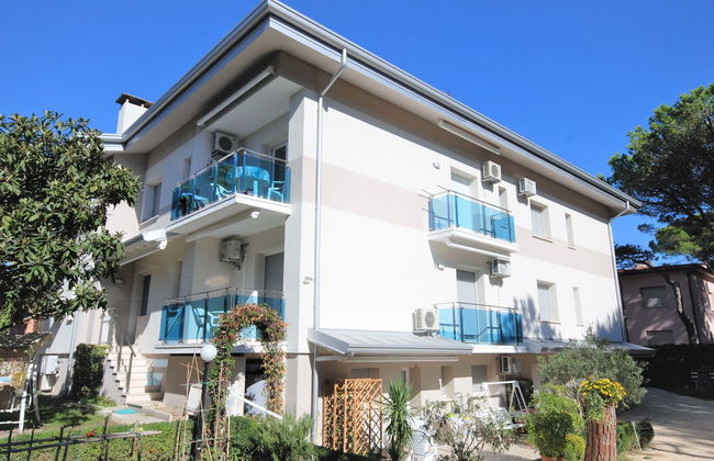 2 bedroom Apartment in Lignano Sabbiadoro with swimming pool and garden - Photo 18
