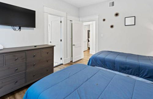 Modern 4BR 2BA Apt Steps to the Beach Open Living - Foto 14