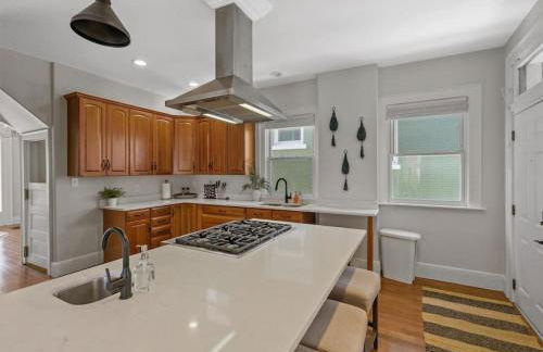 Deluxe 6 Bedroom 3 Min to Downtown w 2-car Driveway - Foto 52