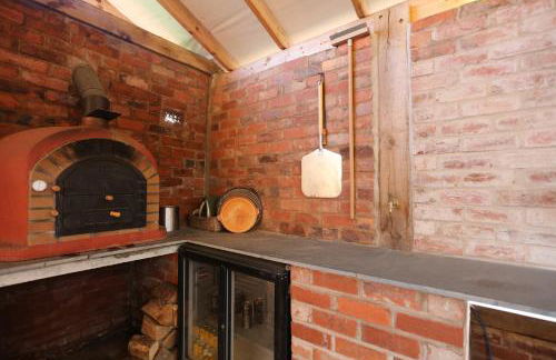Rushmoor Retreat, Cosy with Outdoor Pizza Oven - Photo 43