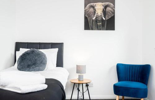 Spacious Home near Heathrow & Windsor with Parking - Photo 35