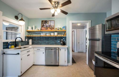 Quaint Cottage in heart of LYH - POOL with HOT TUB! - Foto 7