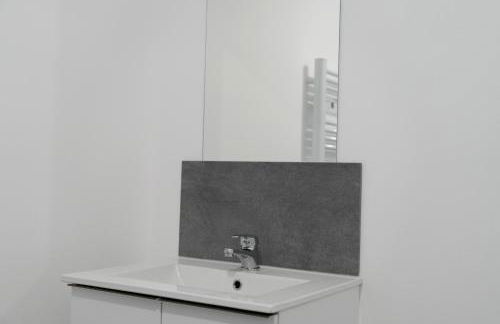 CitizenHouse Anzin - 4 Studios - 15 à 36m2 - Jardin - Terrasse - Accès autonome - WiFi - Netflix - Foto 43