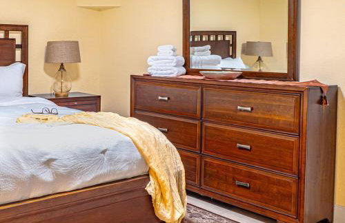 Tropical escape with fire pit near airport & stadium - Foto 11