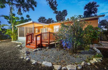 Sunny 3BR Oasis with Water View and Beach Gear Near Siesta - Foto 48