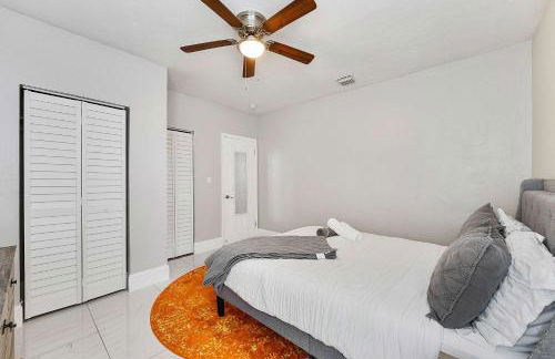 Modern 3 BR Villa Near Beach & FLL - Photo 13