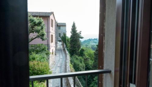 House in Central Todi with Sensational Views of Surrounding Countryside - Photo 3
