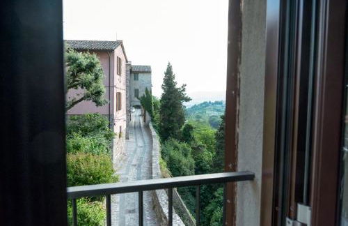 House in Central Todi with Sensational Views of Surrounding Countryside - Photo 3