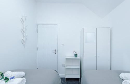 Spacious 4 Bed in Birmingham by 53 Degrees Property, Ideal for Business or Families, Games Room! - Foto 28