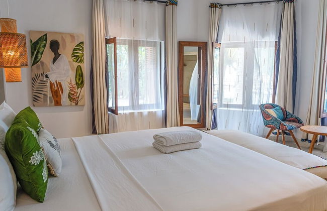 Solymar Staffed Beach Front Villa - Photo 11