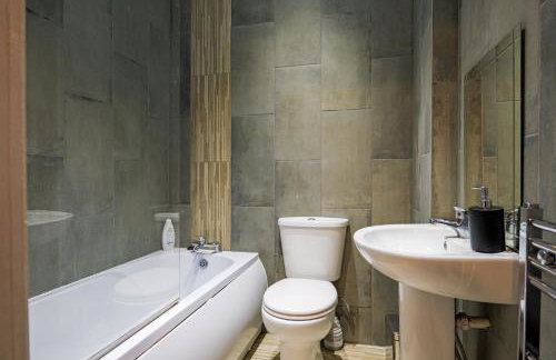 Zeenat Central Bury - Modern 2BR with Free Parking Sleeps 6 - Foto 41