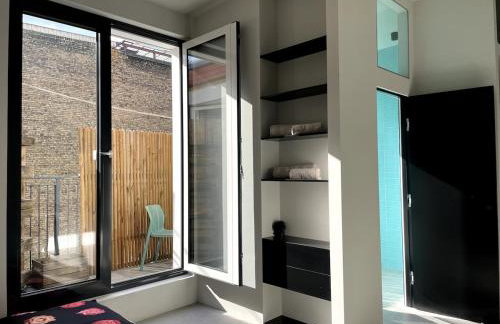 Room with a bathroom and private entrance door - Photo 20