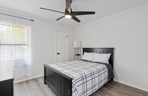 Super Comfy Home with Hot Tub! - Photo 10