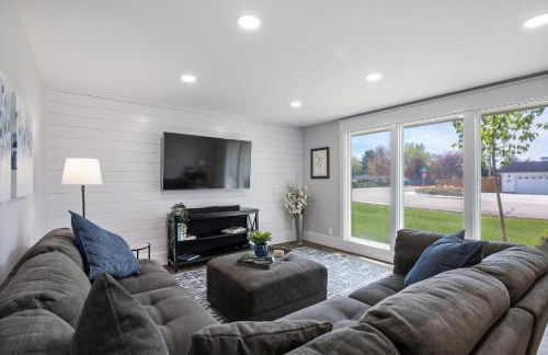 KING BED/Fresh Home/Seperate Big Screen Rooms/Park - Photo 3