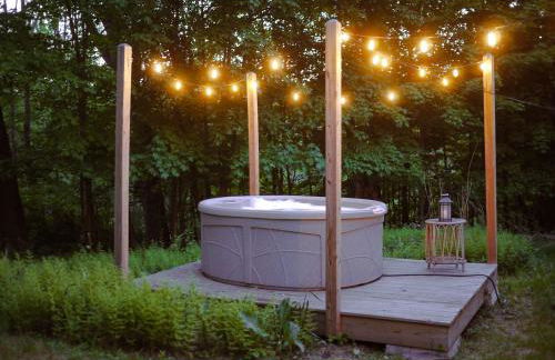 The Swiss Hill Farmhouse - 5 Bedrooms w Hot Tub - Foto 6