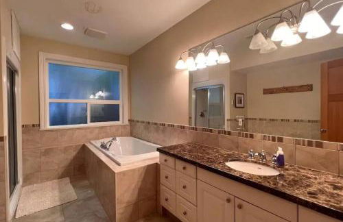 Expansive Dual-Kitchen Retreat - Foto 22