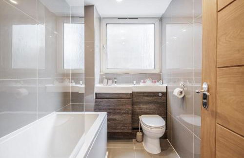 Lovely 2-Bedroom Condo With Balcony and Park View - Foto 32