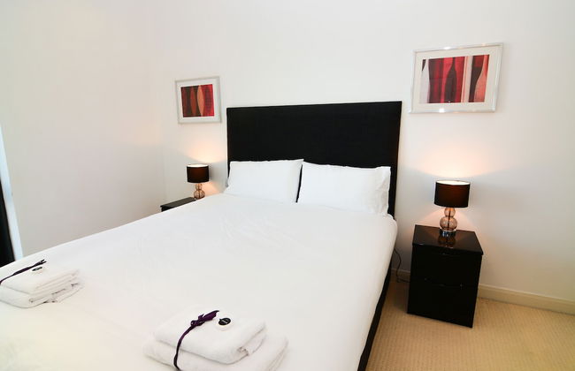 Canary Wharf - Corporate River View Apartments - Photo 9