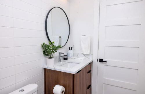 Luxe Retreat, Modern Gem with Private Backyard Oasis - Foto 37