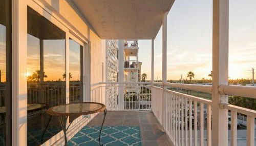 Spacious 3BR Beachfront Condo with Balcony & Parking - Foto 2